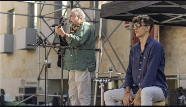 A Nuestra Manera actuando en un evento en Boadilla del Monte