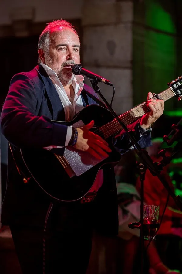 Miguel del Pozo tocando la guitarra flamenca en una boda